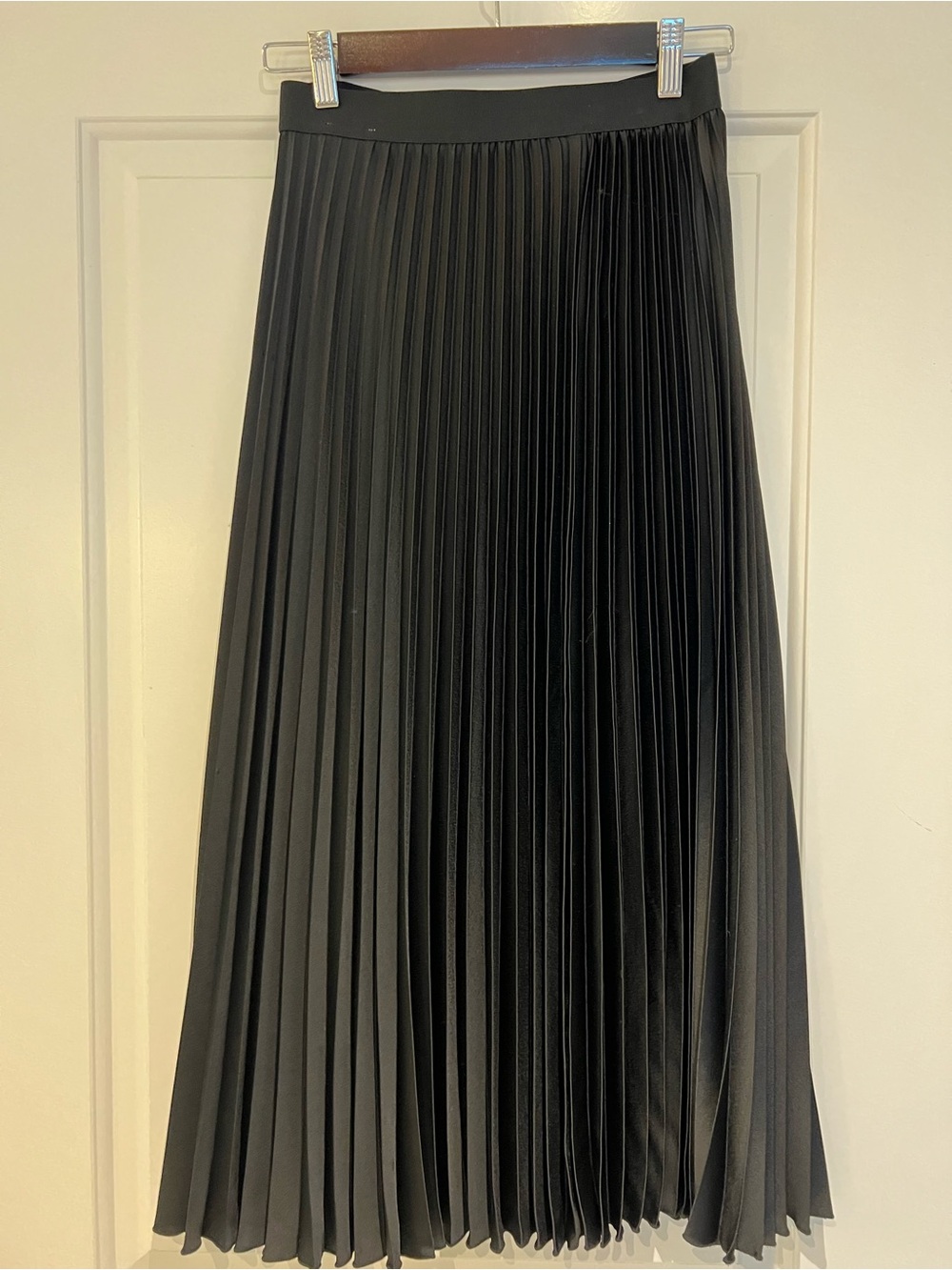 H&M Black Pleated Maxi Skirt with Elastic Waist